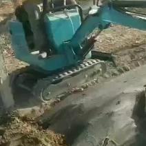 果园用10小挖机开沟挖坑松土施肥一机搞定果园微挖厂
