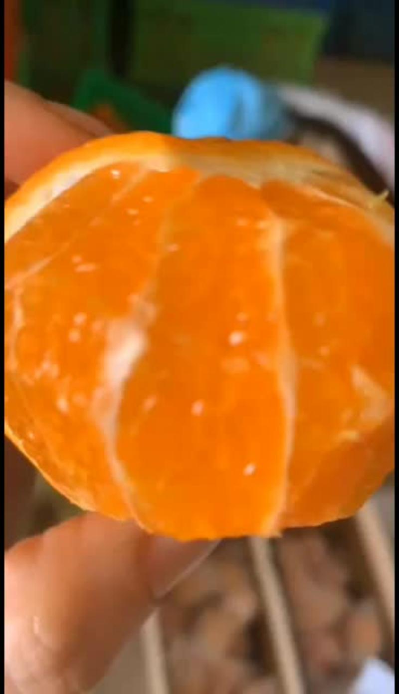 高原沃柑吃一瓣仔细品，有淡淡的橙约起来沃柑
