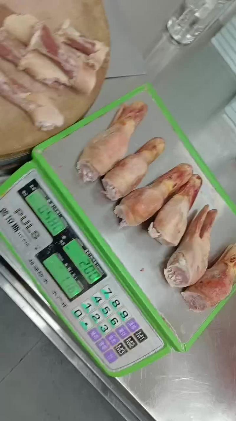 北京烤鸭剪下的鸭头